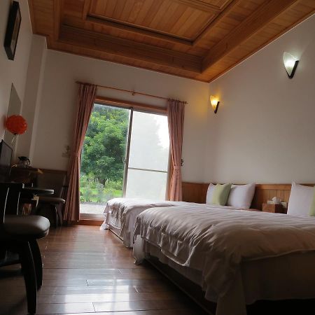 Seasons Inn Джиаоси Екстериор снимка