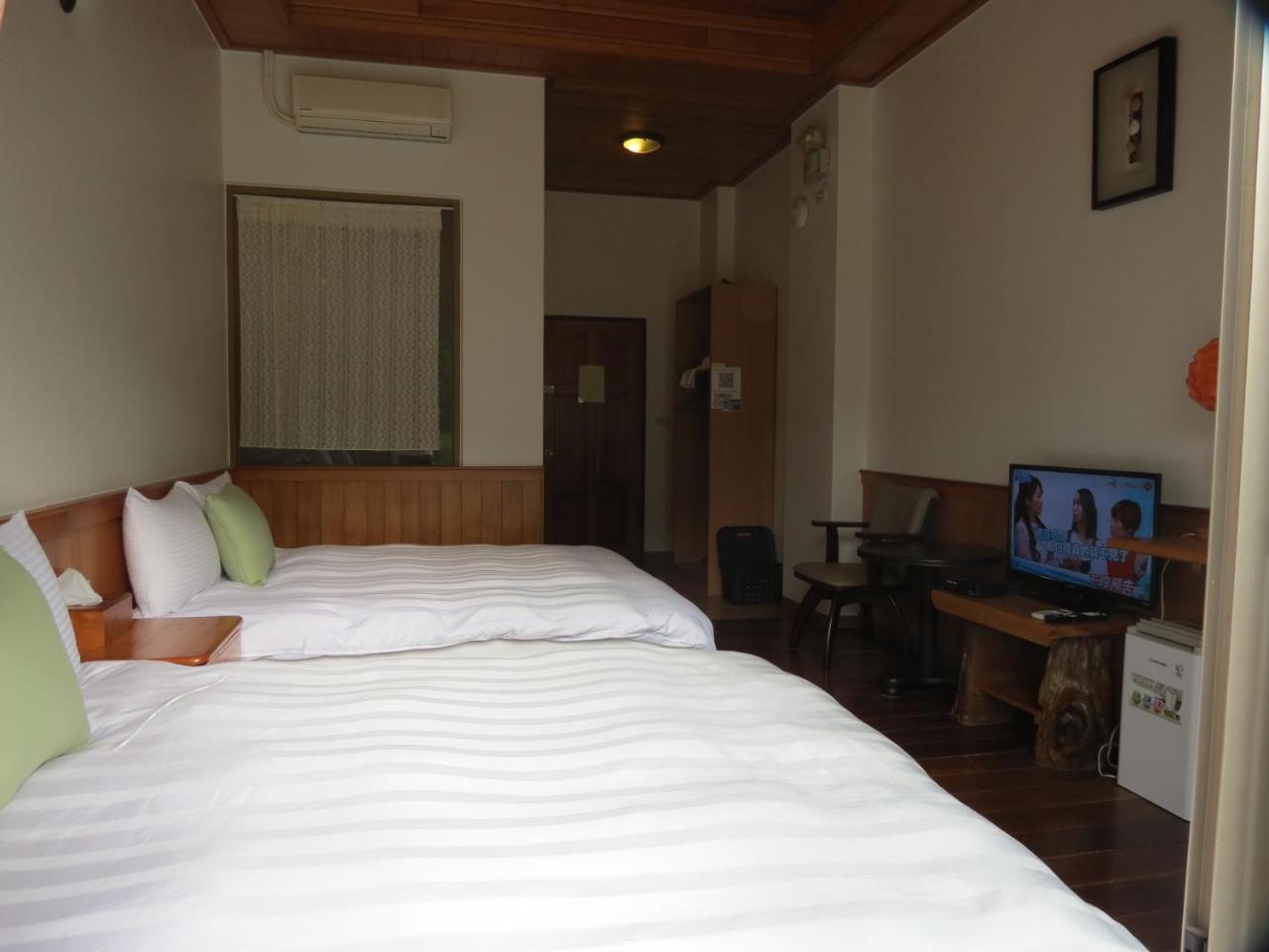 Seasons Inn Джиаоси Екстериор снимка